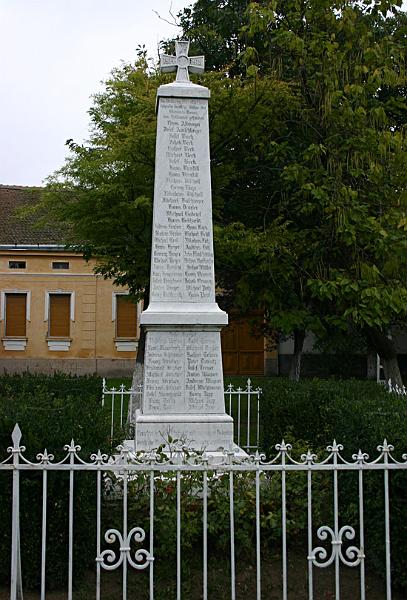 Monument - Denkmal zu Ehren der gefallenen Soldaten im ersten Weltkrieg.jpg